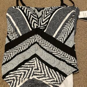 NWT Kenneth Cole blk & white one-piece Swimsuit with detachable should straps, M